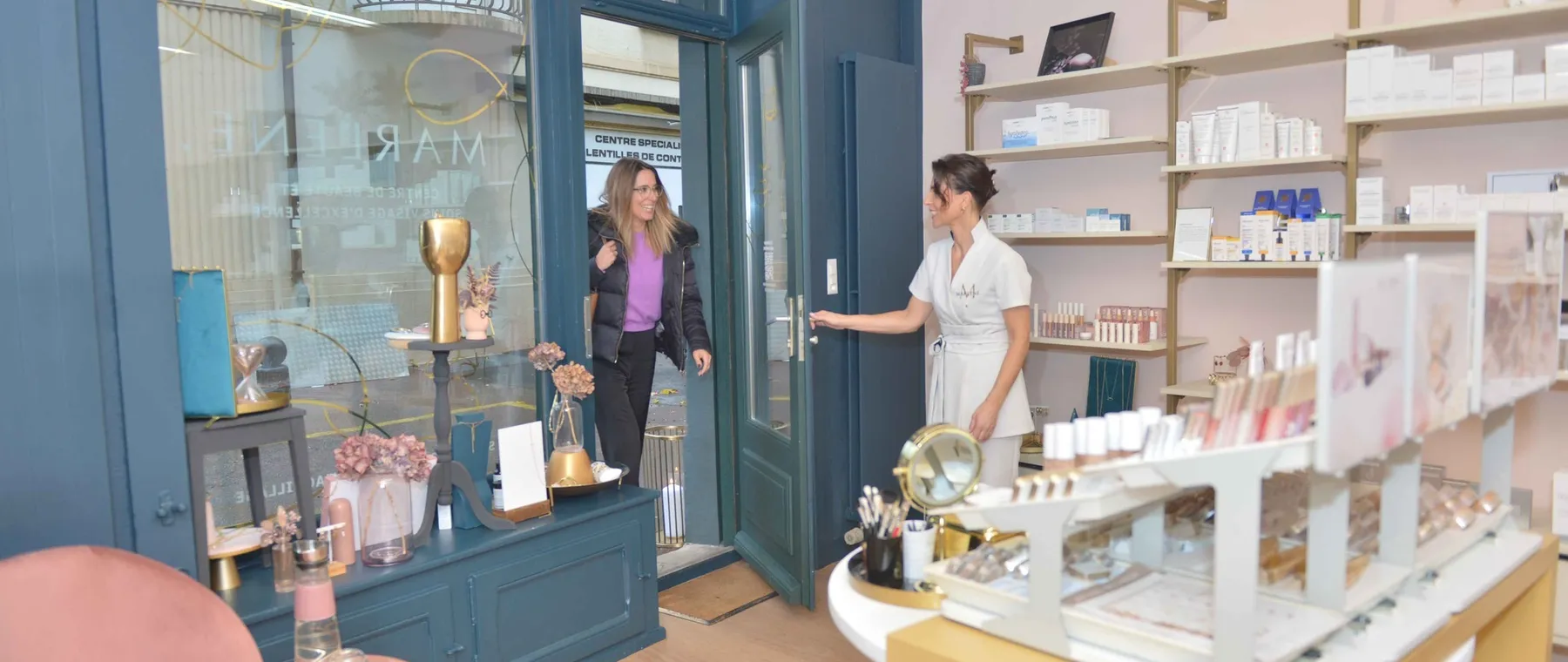 L'intérieur de la boutique de l'institut, ses présentoirs et ses produits
