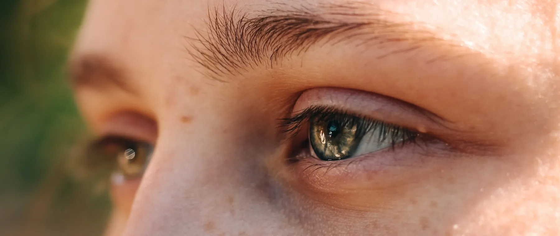 Gros plan sur les cils et le sourcil d’une femme
