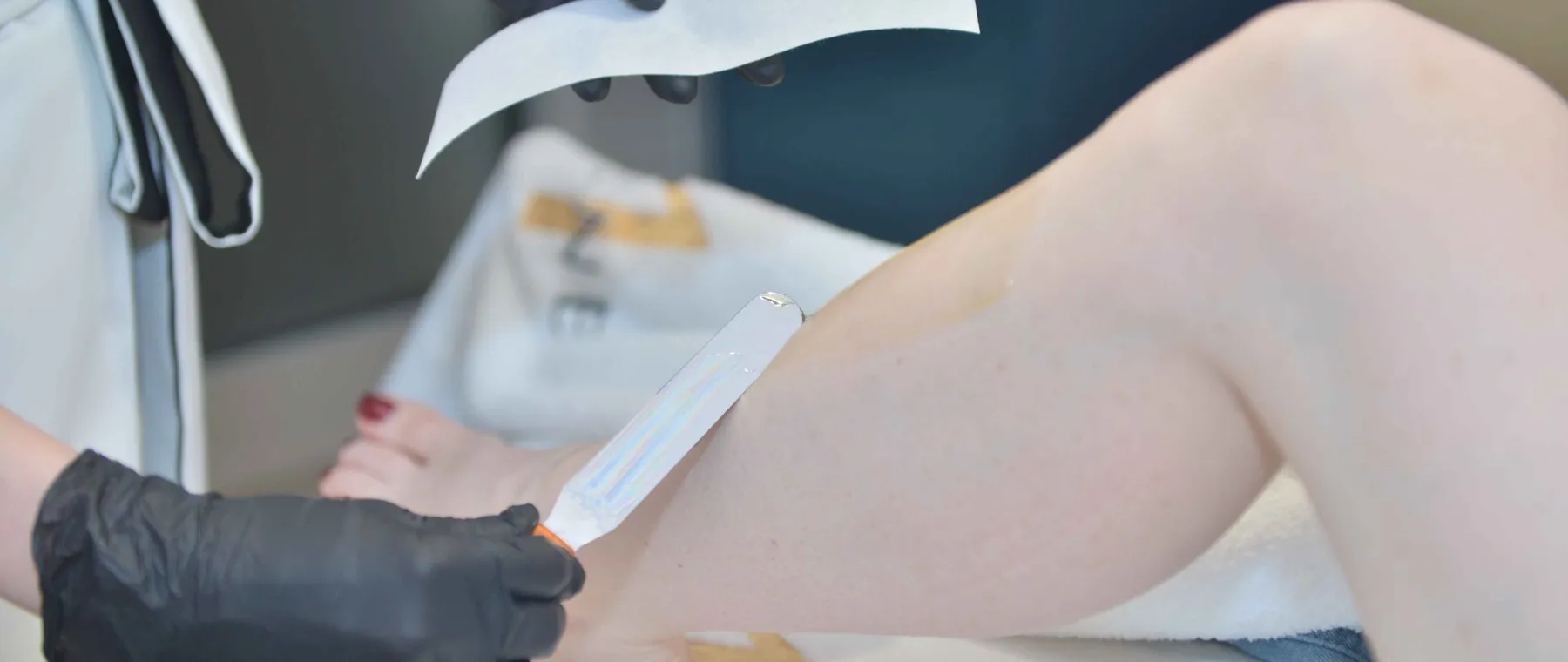 Séance d'épilation sur la jambe, à l'institut