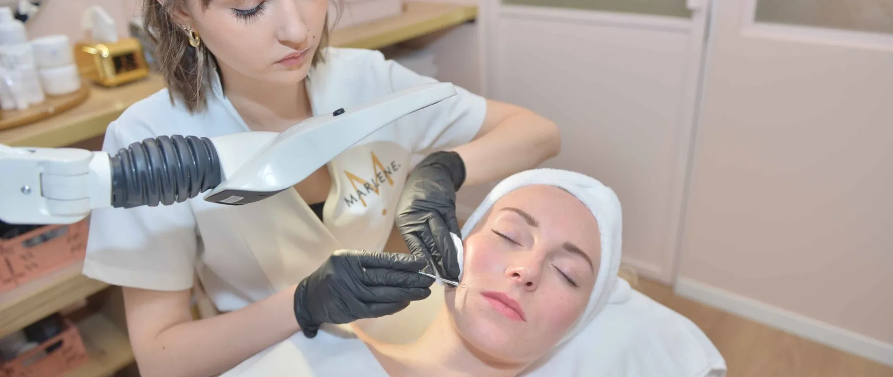 Soin du visage avec un outil métallique sous une lampe loupe